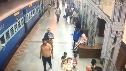 Видео: полицейский в последний момент спас мужчину от гибели под колесами поезда