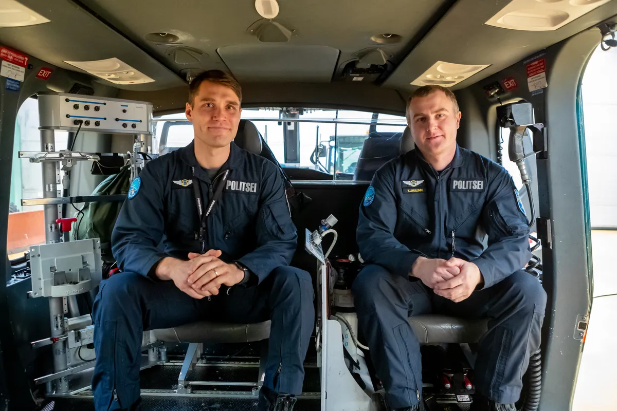 LIIALT PALJU RUUMI KOPTERIS EI OLE. Pinnaltpäästja Madis Laid ja juhtivvintsioperaator Tarmo Lihulinn ambulantslendudel mõlemad korraga kaasas ei ole.