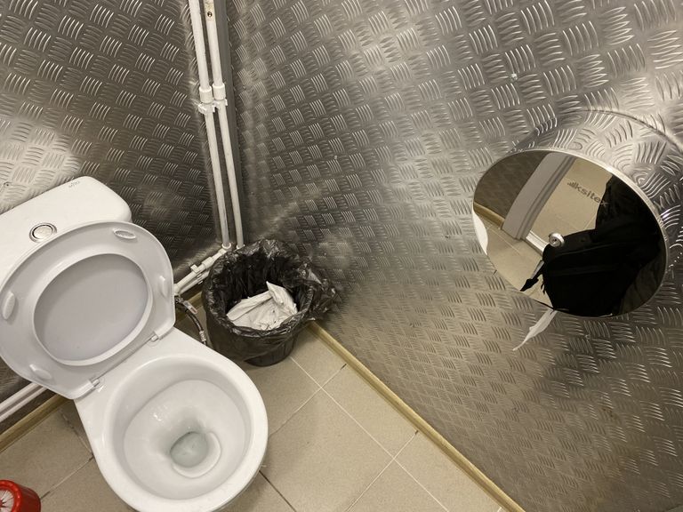 Обновленные туалеты на российской границе в Ивангороде