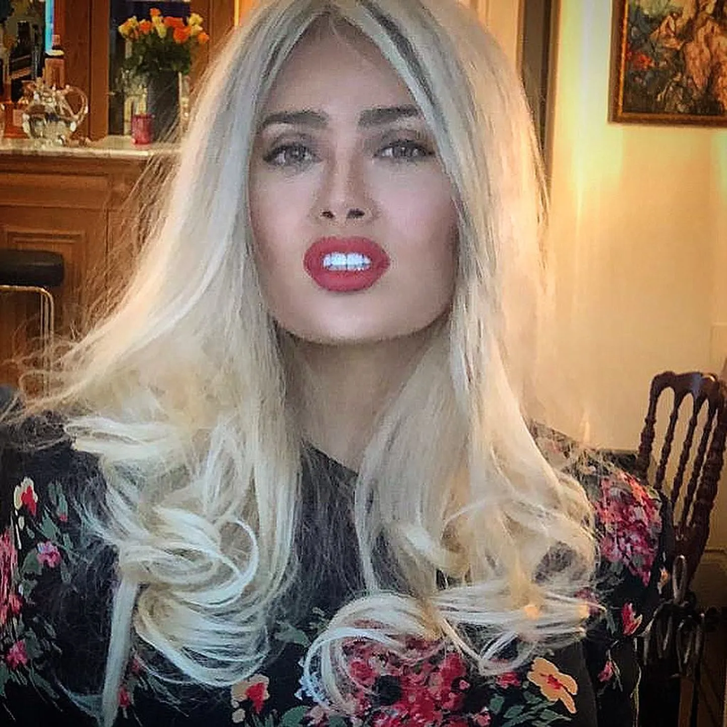 Salma Hayek blondide kiharatega.