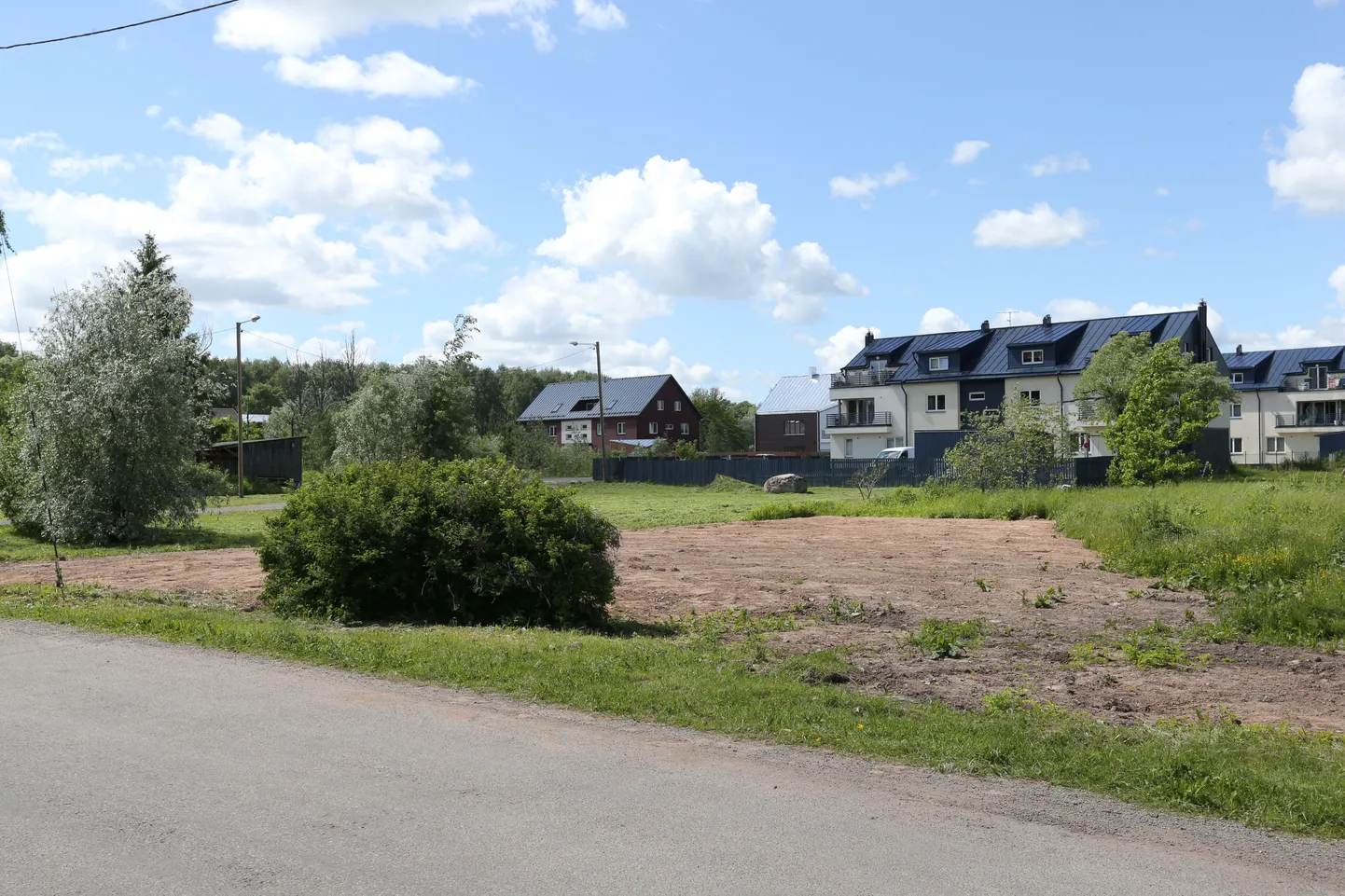 Riigile kuuluvat krunti Piiri ja Oa tänava ristmiku servas on hiljaaegu veidi silutud, kuid kas sellel algab ka hooldekodu ehitus, pole veel kindel, sest taamal paistvate majade elanikud sõdivad ettevõtmisele vastu.