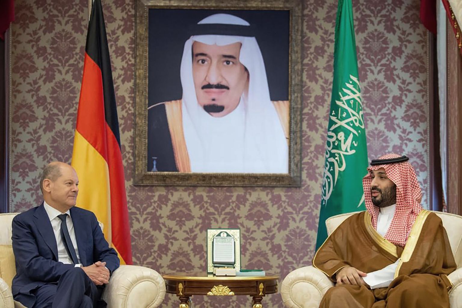 Olaf Scholz kohtumisel Saudi Araabia kroonprints Mohammed bin Salmaniga, kellega soovib leppida kokku veeldatud maagaasi tarnetes.