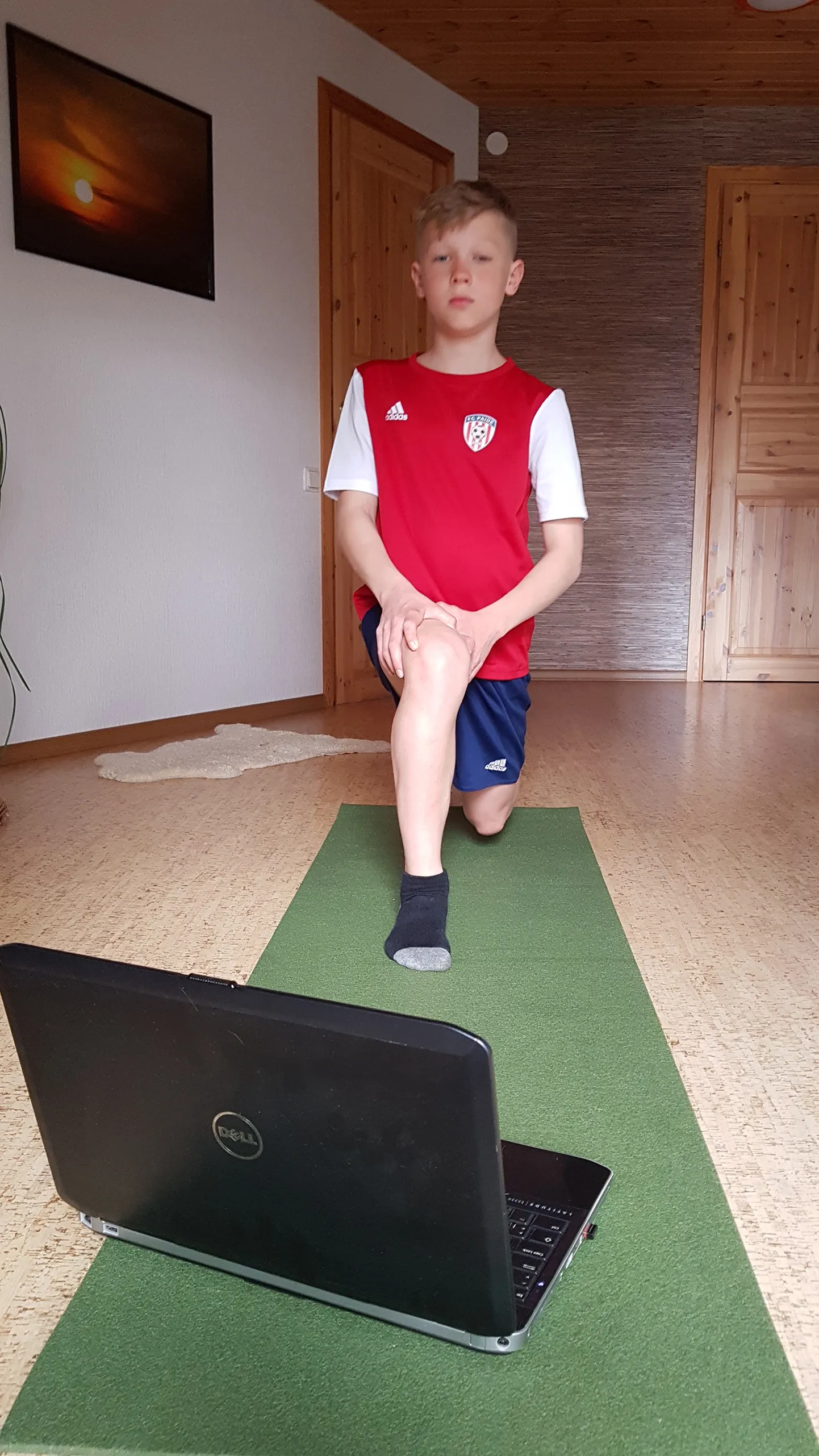 Paide linnameeskonna U12 rühma kasvandik Andreas Põder teeb kodus kaasa füsioterapeut Raiko Karpovi ette näidatavaid harjutusi