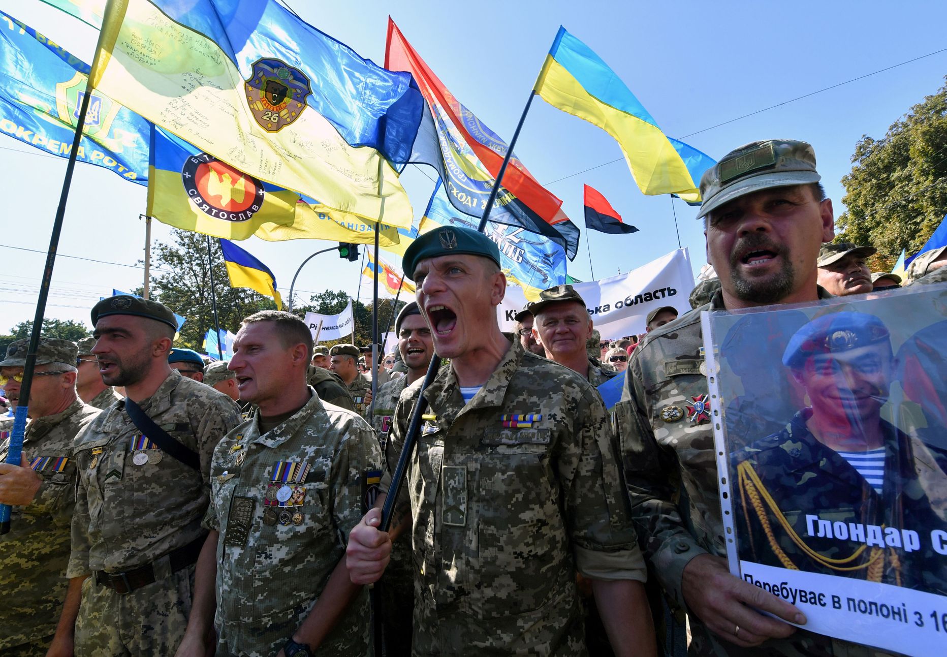 Украинские военнослужащие, ветераны войны на Донбассе с пророссийскими сепаратистами маршируют на многотысячном неофициальном военном параде в честь Дня независимости Украины после того, как новый президент Украины Владимир Зеленский отменил военный парад, Киев, 24 августа 2019 года.