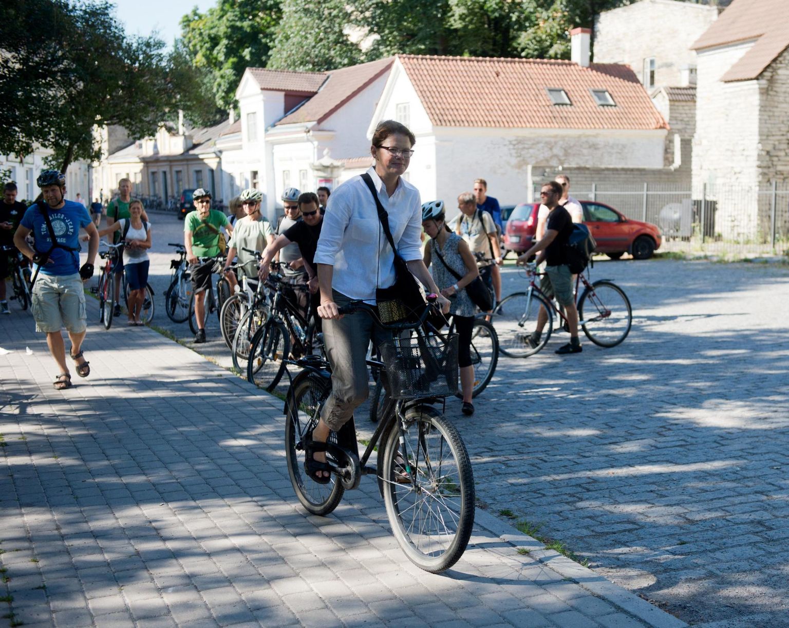 Helsingi linnaametnike rattaekskursioon Tallinna jalgrattateedel.
Helsingi arvutuste järgi iga kergliiklusteedesse investeeritud euro toob tagasi lausa kaheksa eurot.