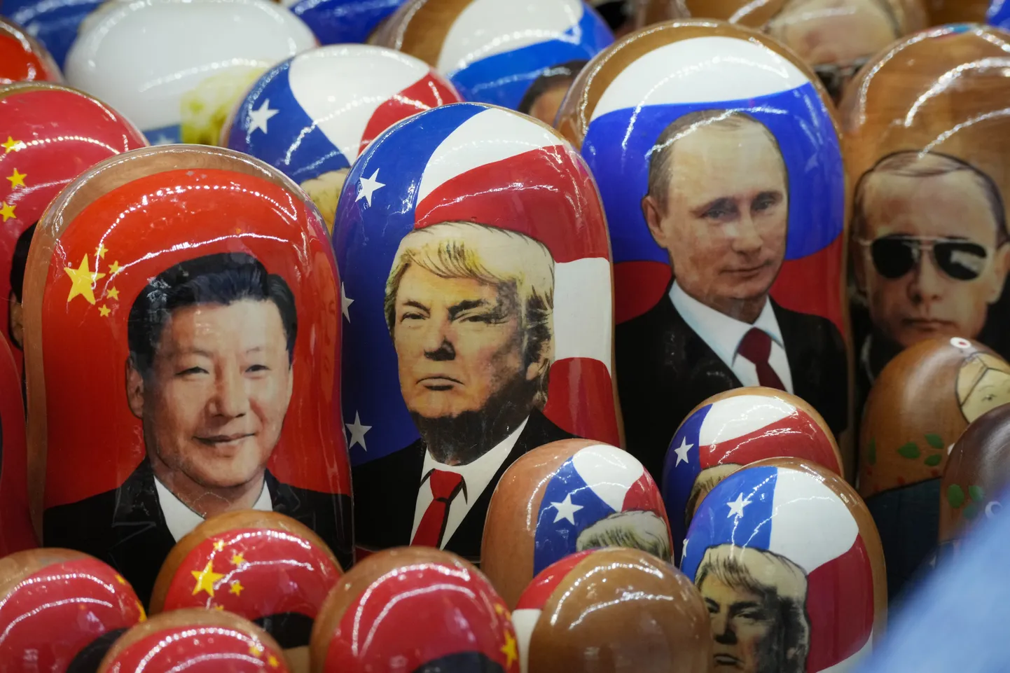 Matrjoškad Peterburi suveniiripoes: USA president Donald Trump Hiina presidendi Xi Jinpingi (vasakul) ja Venemaa presidendi Vladimir Putini vahel.