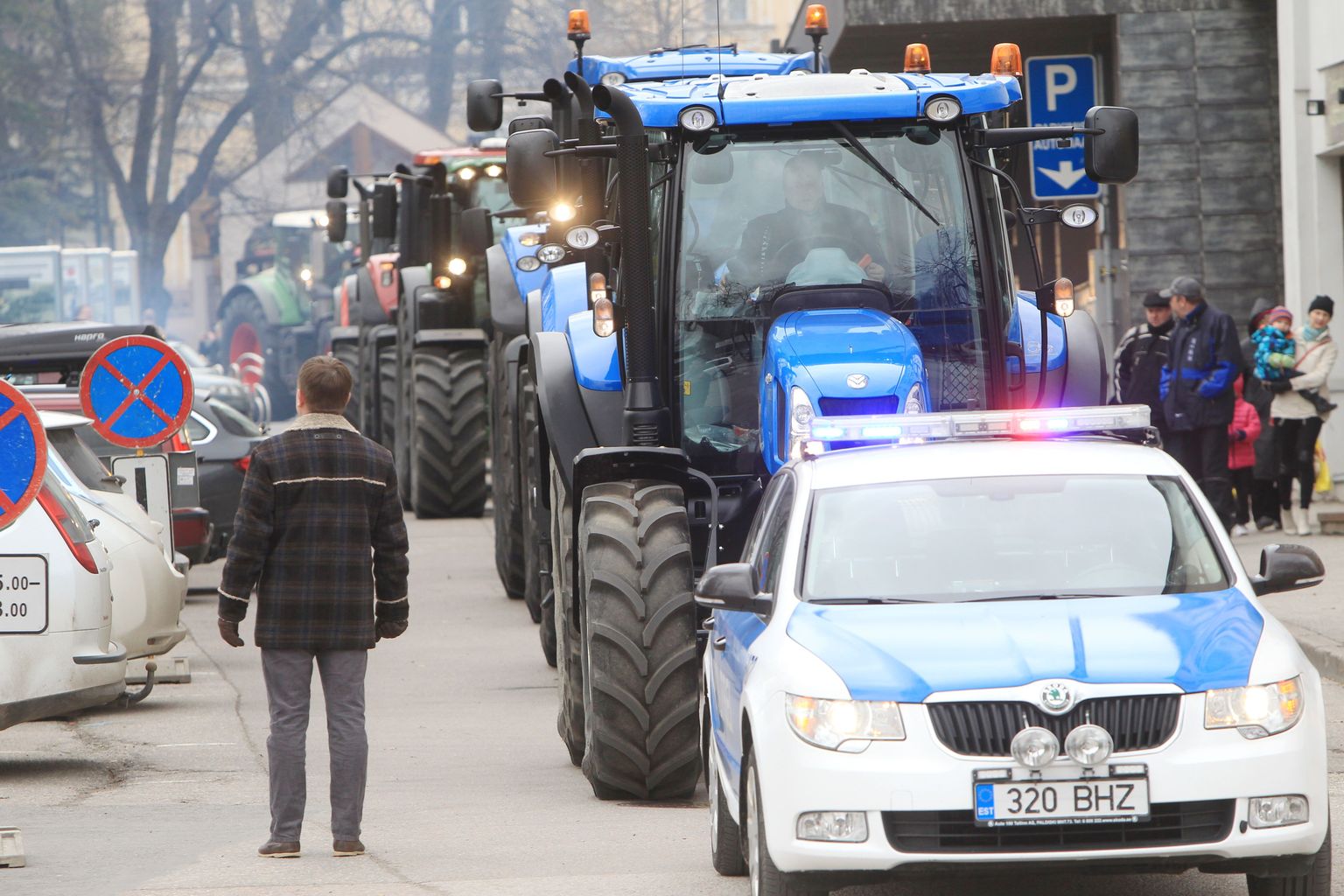 Maamessi esimesi üritusi  on traktorite paraad Tartu kesklinnas.