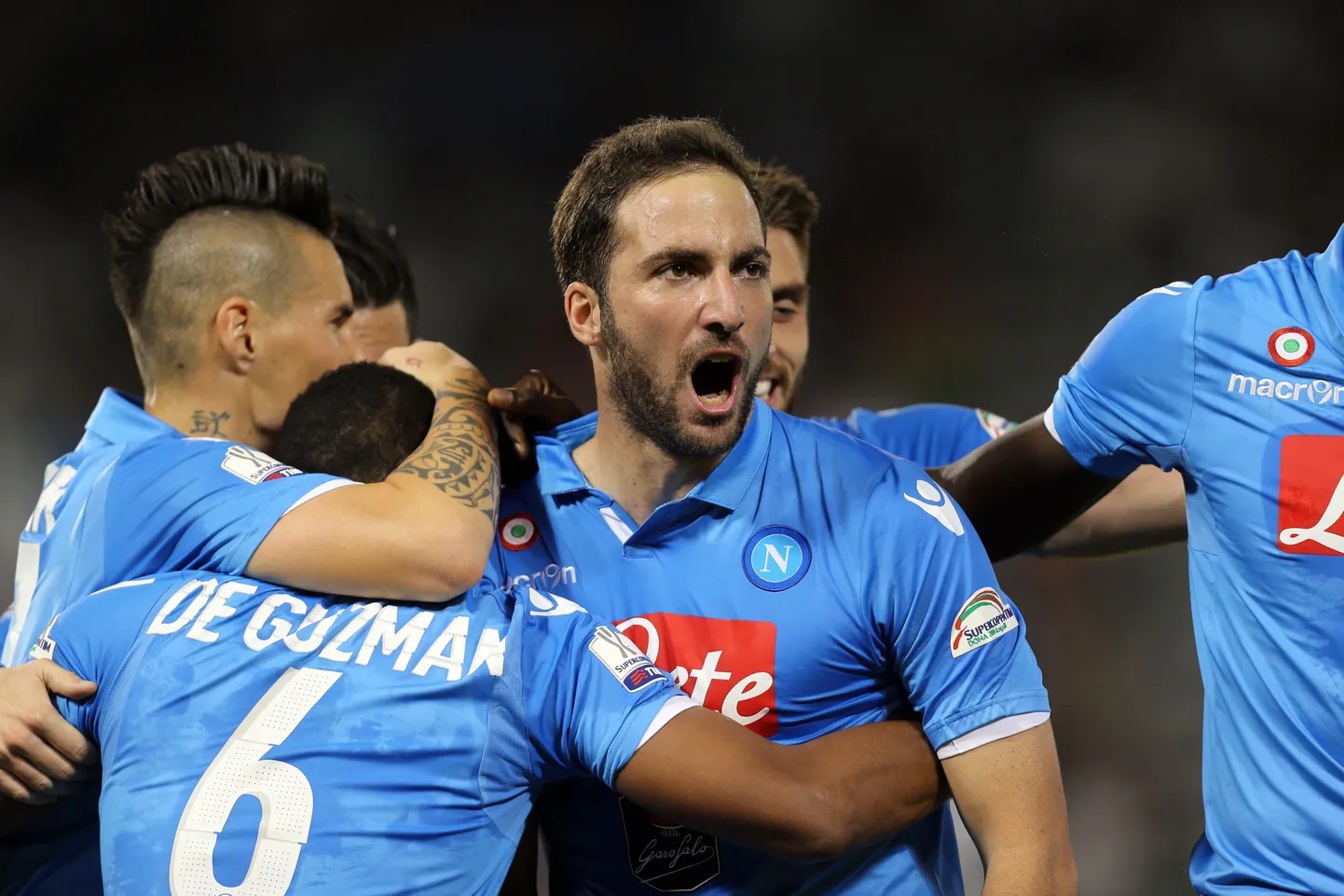 Gonzalo Higuain (keskel) koos kaaslastega tähistamas Torino Juventuse vastu löödud väravat.