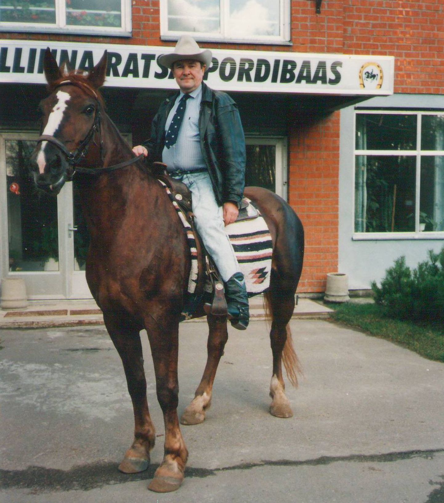 Jüri Villemson Veskimetsa ratsakeskuse ees, mille asutaja ta oli.