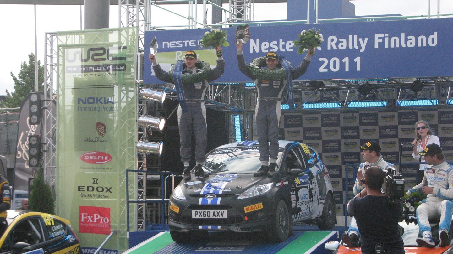 Egon Kaur ja Erik Lepikson Soome MM-rallil WRC-akadeemi arvestuse võitjatena rõõmustamas.