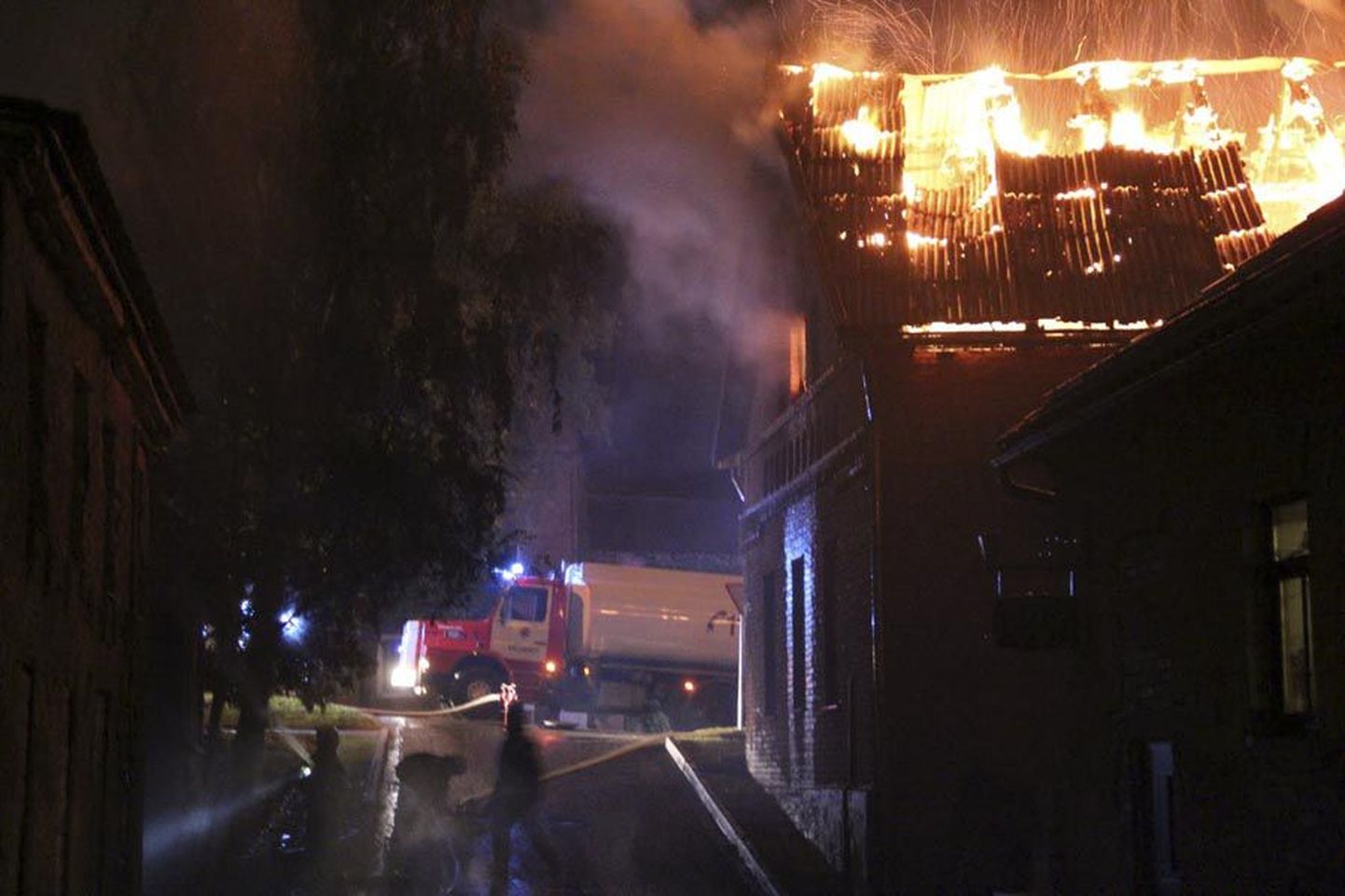 Seni on teadmata, miks see Viljandis Tartu tänaval asuv maja põlema süttis. Päästjate hinnangul oli tuli alguse saanud nii kahtlasest kohast, et nad ei välista ka süütamise versiooni.