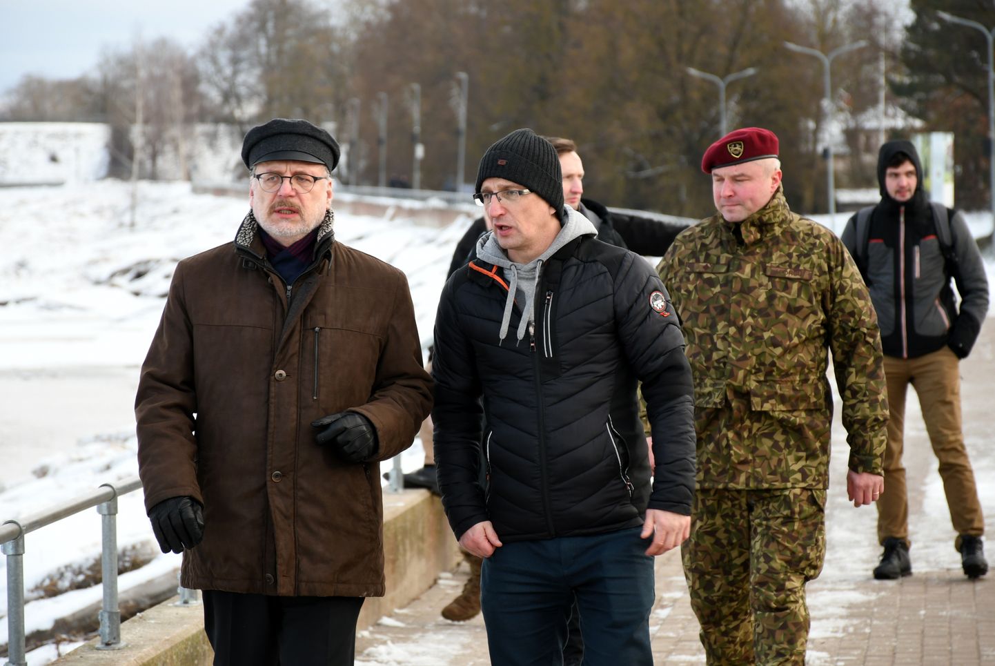 Valsts prezidents Egils Levits (no kreisās) un Jēkabpils novada domes priekšsēdētājs Raivis Ragainis apskata plūdu skartās teritorijas Jēkabpilī