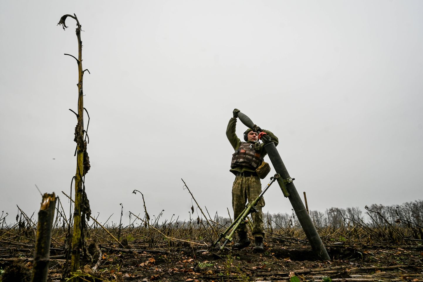 Ukraina sõdur Zaporižžja oblastis suurtükki laadimas.