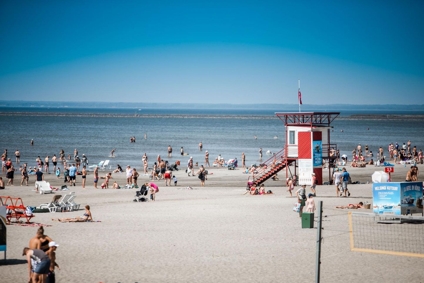 Ligi 30 kraadise kuumusega suvepäeval on rannavalve torni tõmmatud külma vee puhul punane lipp.