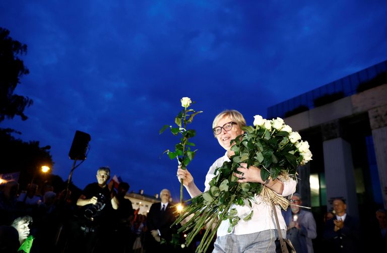 'Ülemkohtu juht Malgorzata Gersdorf jagab Varssavi protesteerijatele lilli.
