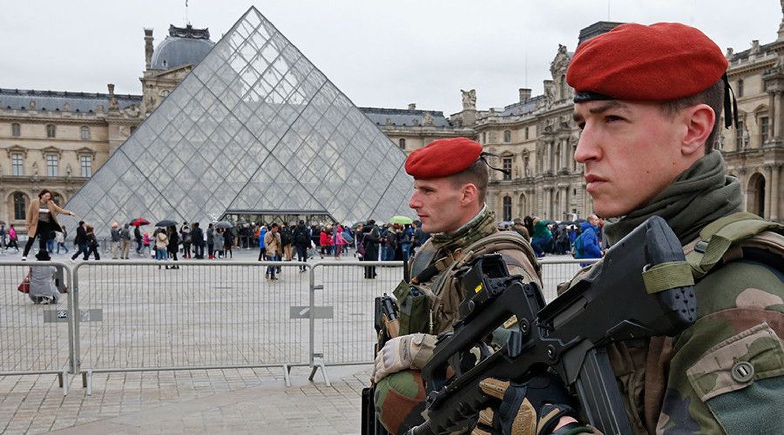 Prantsuse sõdurid Pariisi tänavatel.