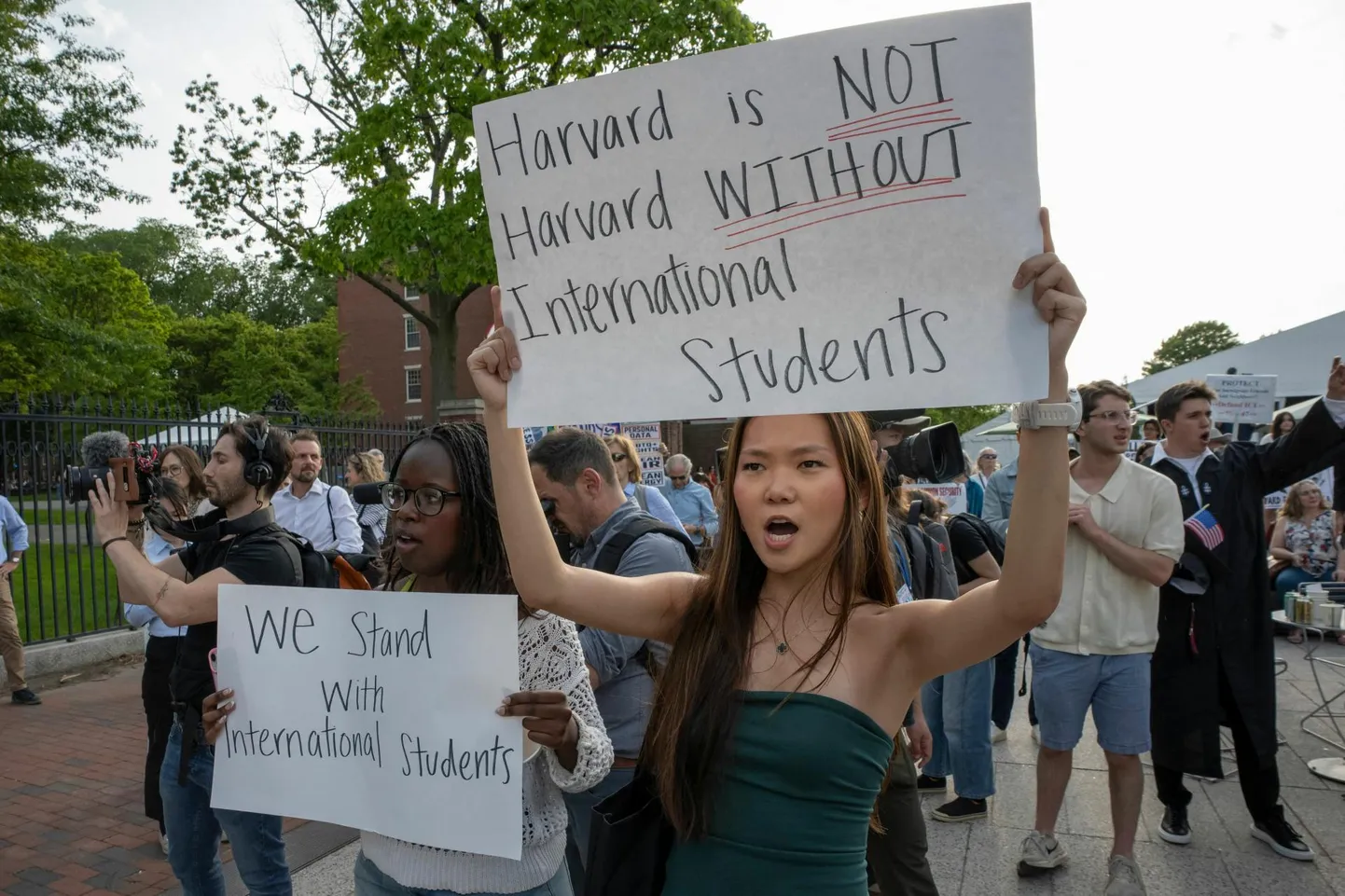 Bostonis 27. mail, meeleavalduse «Harvardi tudengid vabaduse eest» ajal on inimesed tänaval tudengeid toetavate plakatitega.