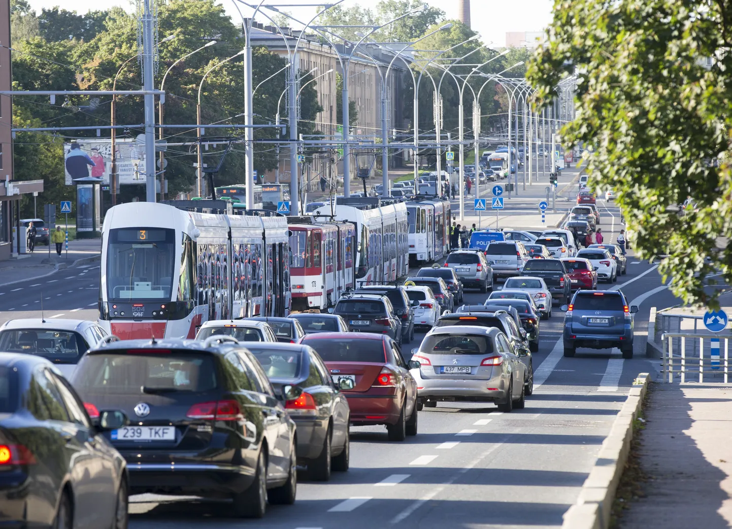 Riik plaanib kehtestada auto registreerimismaksu.