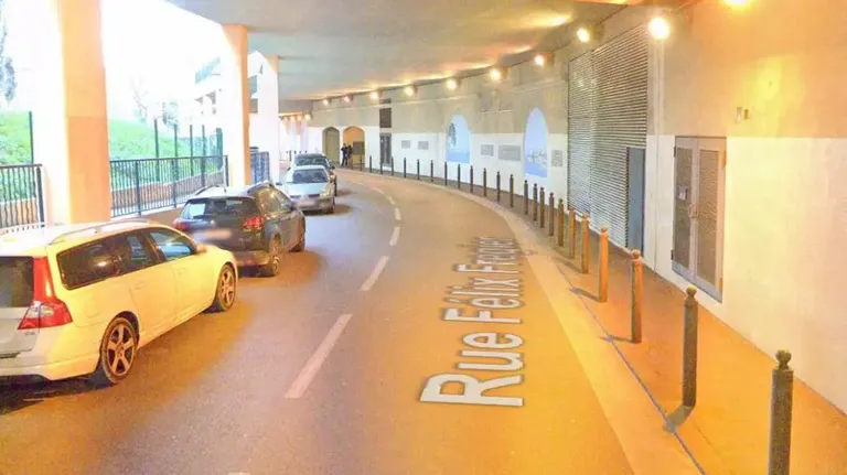 Марсельская улица Рю-Фелис-Фрежье на Google Streetview до появления граффити на стене.