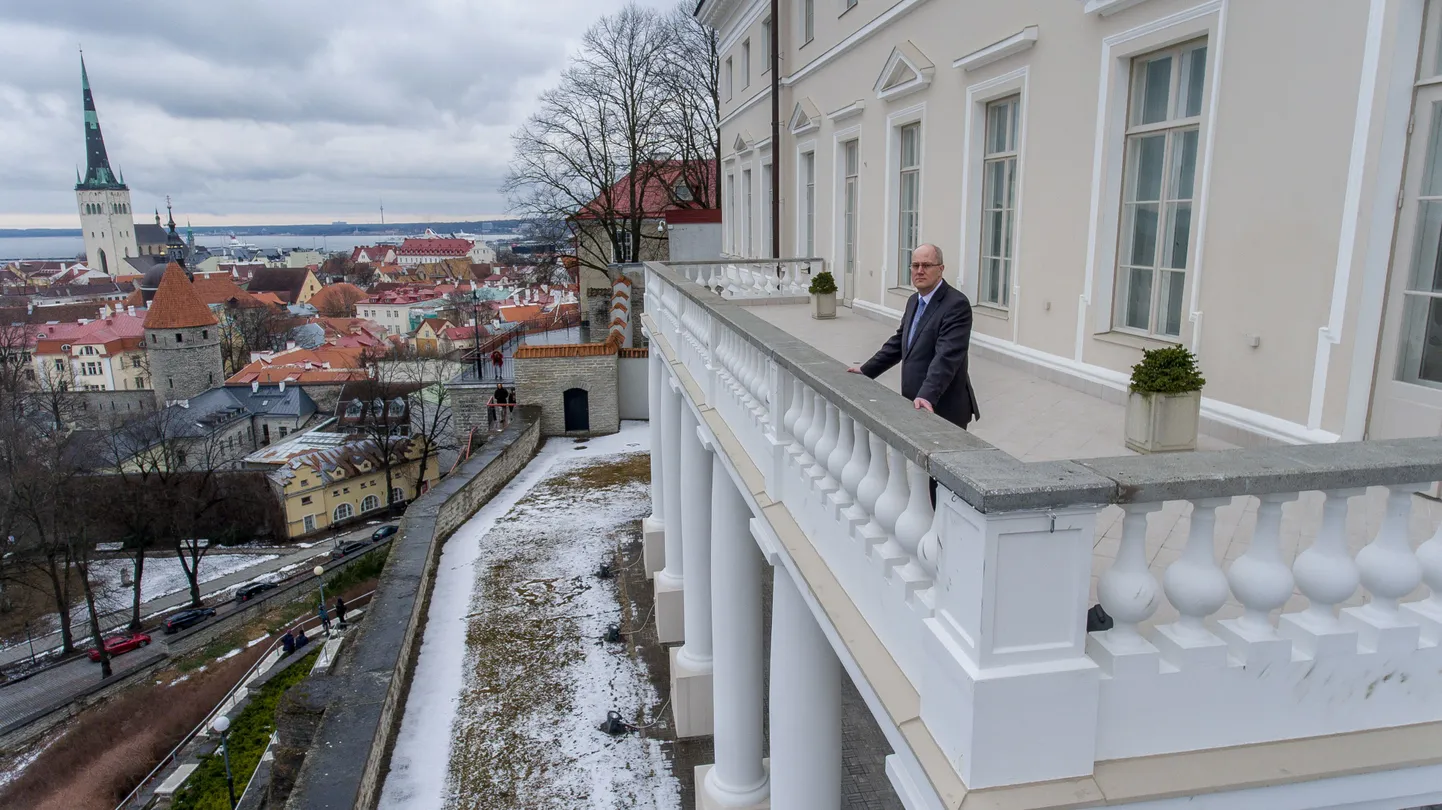 Peaministri kabineti juures olevalt rõdult saavad kõik külalised imetleda vaadet Kalamajale. 1792. aastal valminud krahv Jakob Pontus Stenbocki linnaresidentsis jõudsid nõukogude ajal asuda ENSV ülemkohus, jaoskonnakohtud, apteekide peavalitsus, notariaalkontor ja Tallinna Pedagoogilise Instituudi kunstiklassid. 1987–1996 seisis maja tühjalt ja lagunes, pärast neli aastat kestnud renoveerimist kolis sinna valitsus.