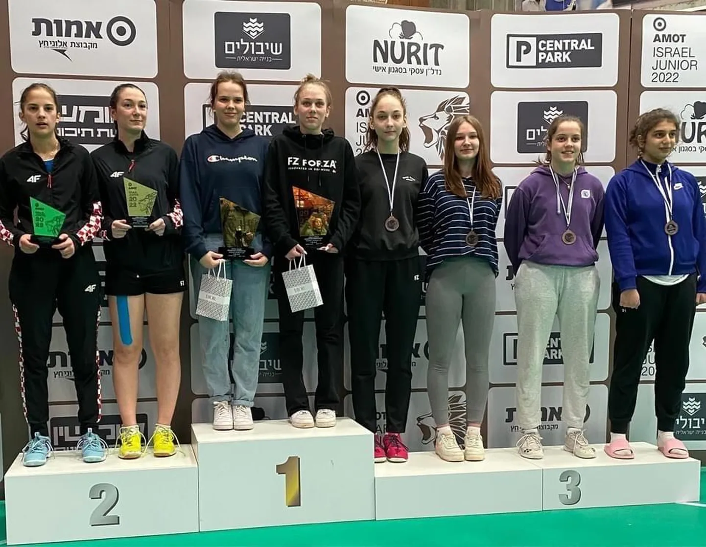Treener Mihkel Talts hindas kõige paremaks tulemuseks Elisaveta Beriku ja Emili Pärsimi (keskel poodiumil) paarismängu võitu.
