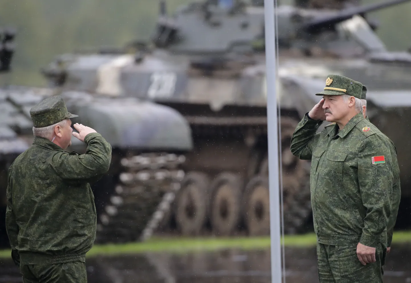 President Aljaksandr Lukašenka (paremal) vaatles suurõppust Zapad-2017.