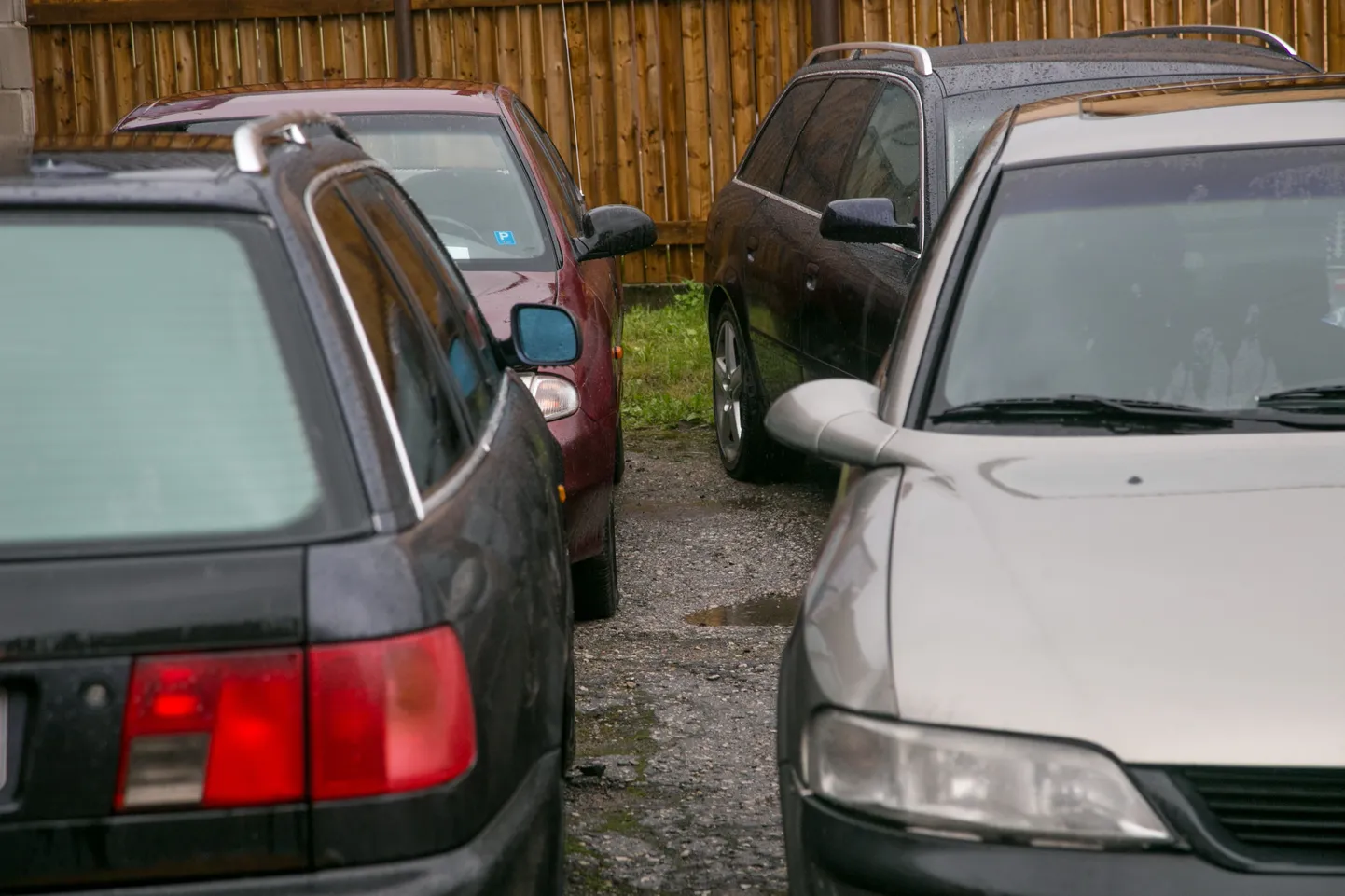 Korduv liikluseeskirjade ränk rikkumine võib viia sõiduvahendi konfiskeerimiseni. Pildil roolijoodikutelt ära võetud sõidukid Järvamaal.
