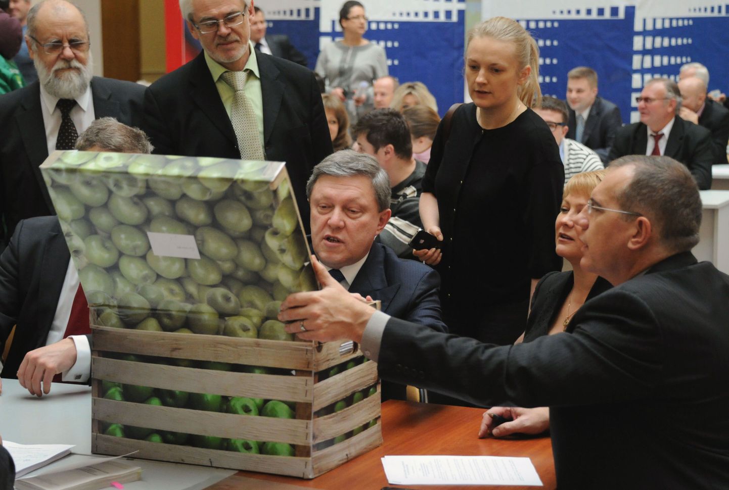 Jabloko liider Grigori Javlinski (keskel) nn õunakastiga, milles on dokumendid toetusallkirjadega.