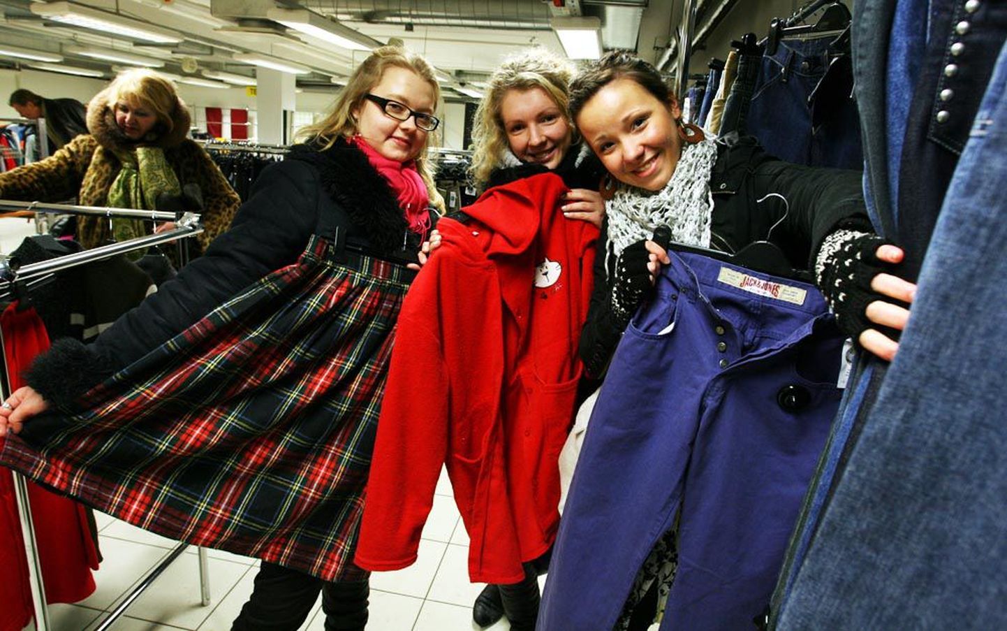 Vanade rõivaste taaskasutusprojekti Hippar eestvedajad Laura Nurmela (vasakult), Merit Kaal ja Girti Suun loodavad, et kui vanade rõivaste ümbertegemisest asja saab, õnnestub edaspidi koostööd teha ka kasutatud riiete kauplustega.