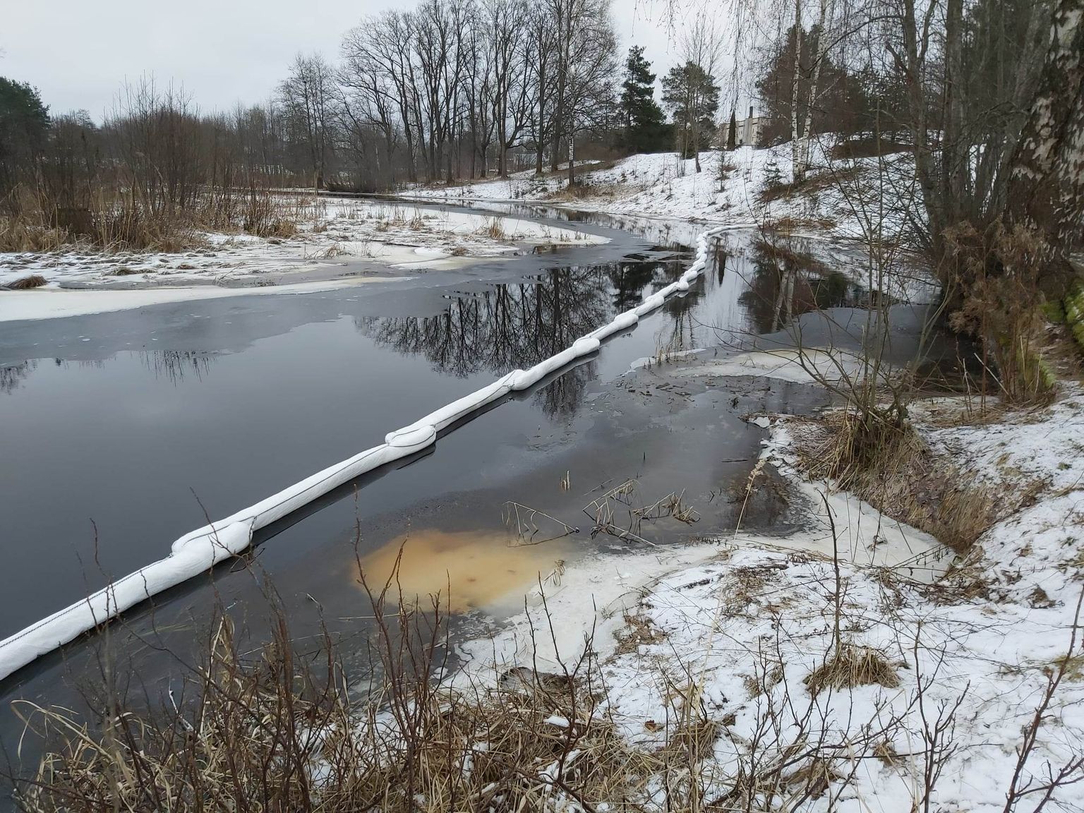 Läti Valkas pandi jõkke reostuse piiramiseks absorbeerivad poomid.
