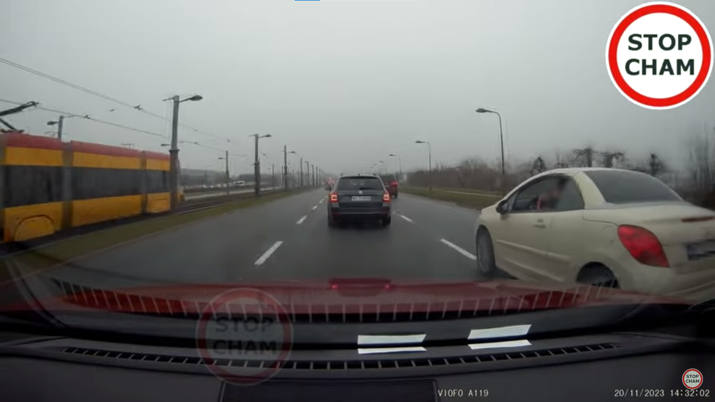 В Польше агрессивного водителя удалось успокоить только с помощью видеорегистратора