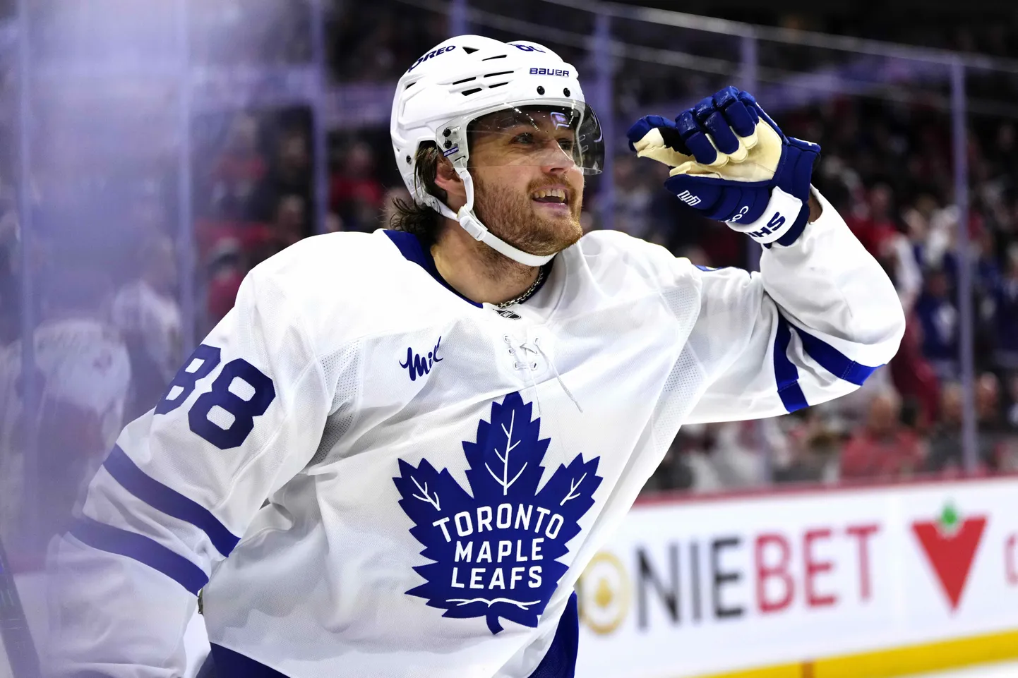 Toronto Maple Leafsi mängija William Nylander sõidab koduriigile appi.