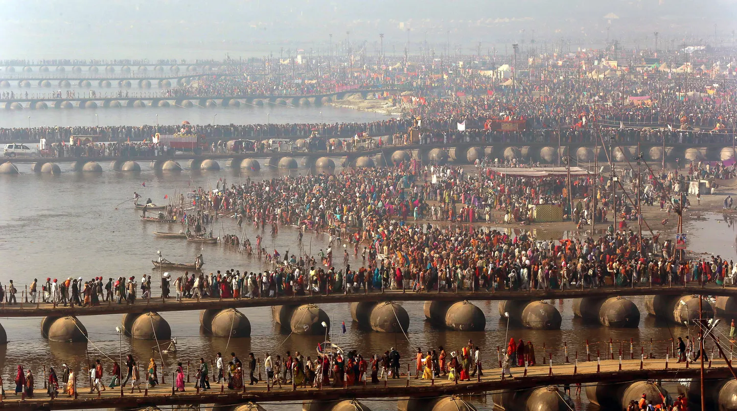 Hindud liiguvad piki pontoonsildu püha supluse paiga poole.