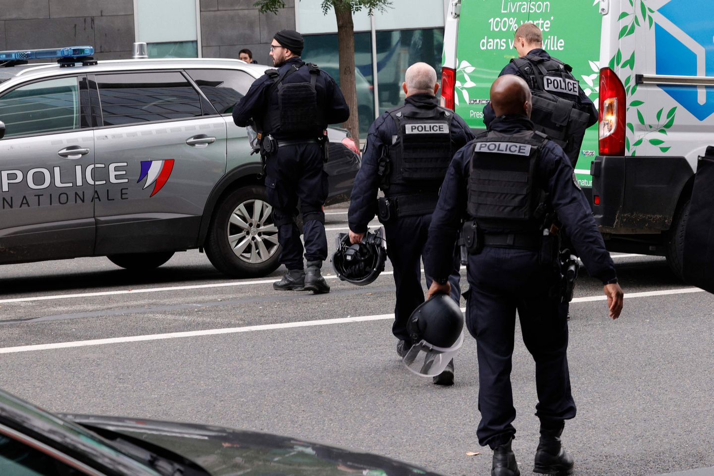 Французская полиция у станции метро, где сотрудниками правоохранительных органов была застрелена угрожавшая женщина.