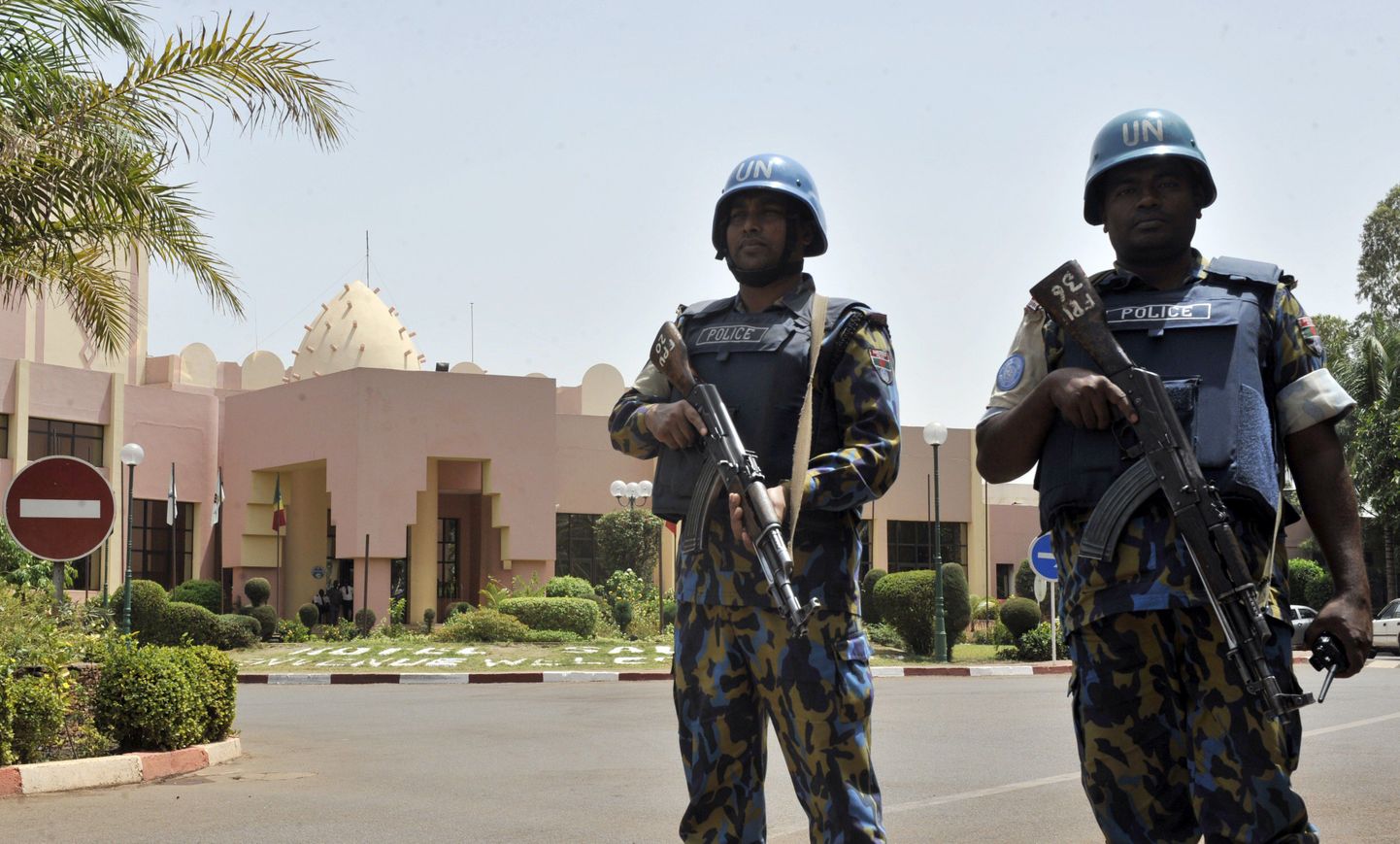Politsei hotelli ees Malis.