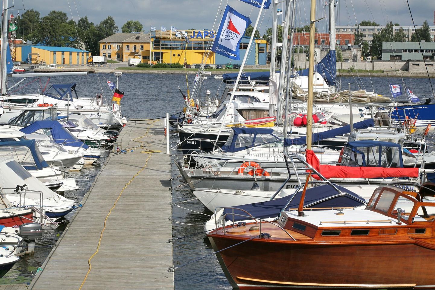 Vajaduse Värati jahisadama järele loob jahtidele sobivate sadamate vähesus peale Kihnu ja Ruhnu. Fotol Pärnu jahisadam.