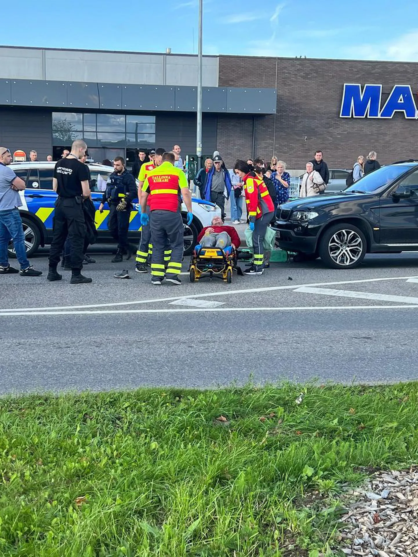 ДТП в Ласнамяэ: водитель электросамоката оказался под колесами BMW