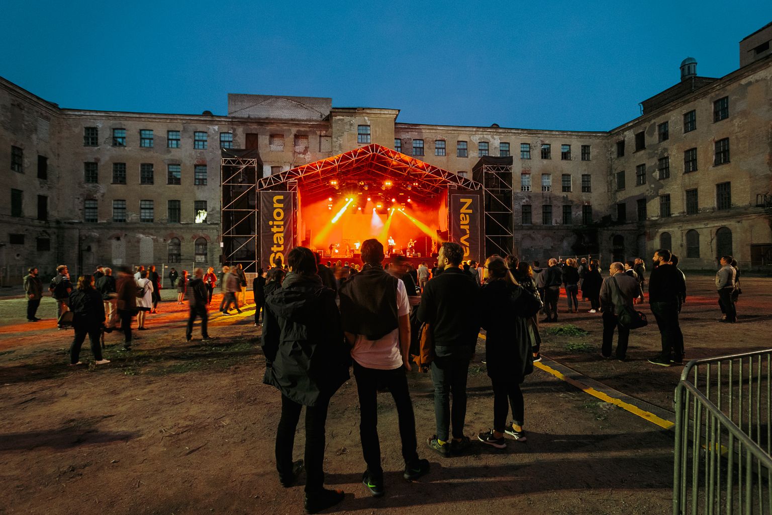 Центр фестиваля, который стартовал в 2018 году, ежегодно располагается в разных местах Нарвы: в квартале Кренгольм, в театральном центре "Vaba Lava", на речном променаде. В этом году большинство артистов выступят в Нарвском замке.