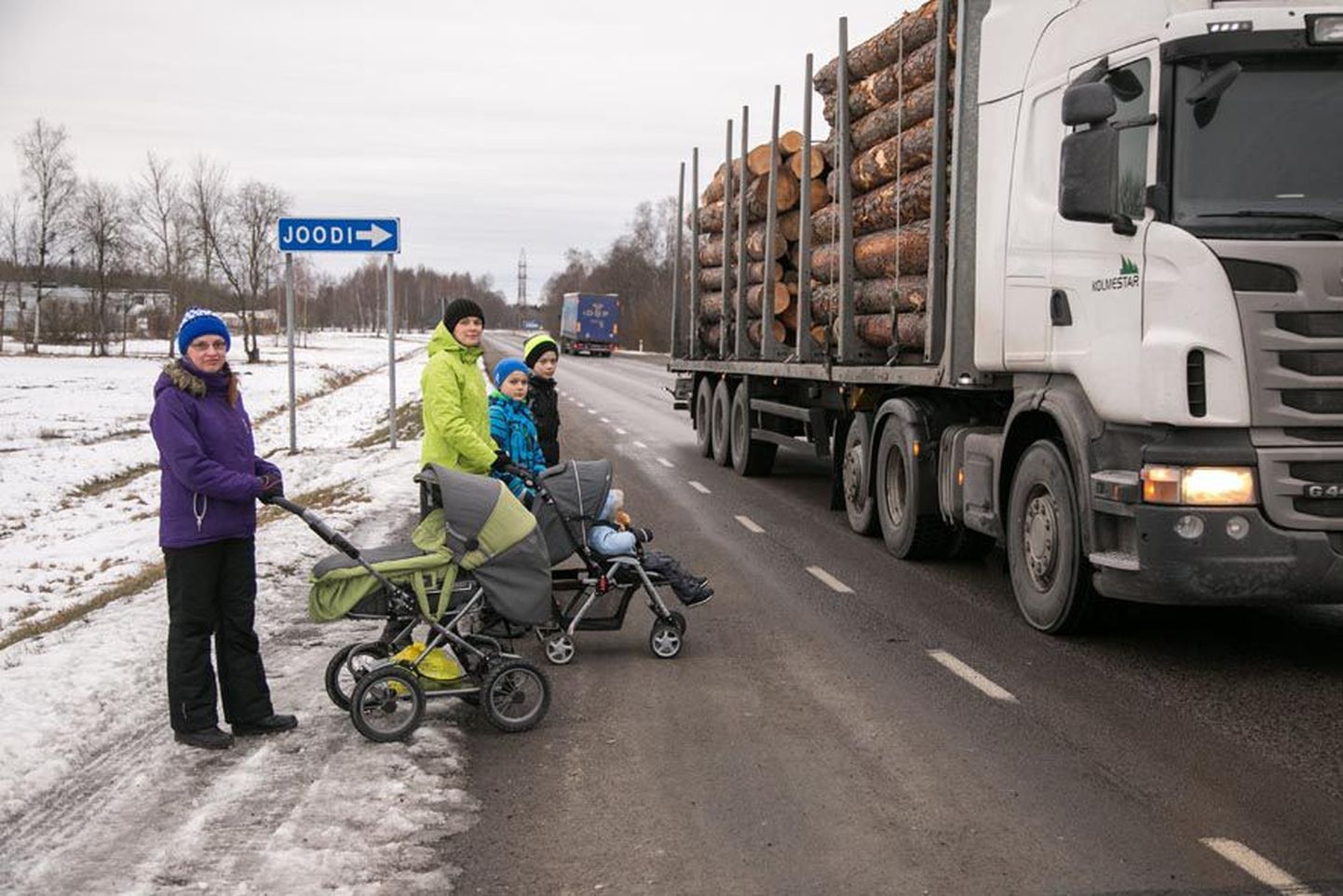 Joodil elavad lastevanemad Elen Haamer ja Terje Sild (vasakul) rõõmustavad, et suvised teetööd toovad kauaoodatud turvalise teeületuskoha ning 3,2 kilomeetrit jalg- ja jalgrattateed.