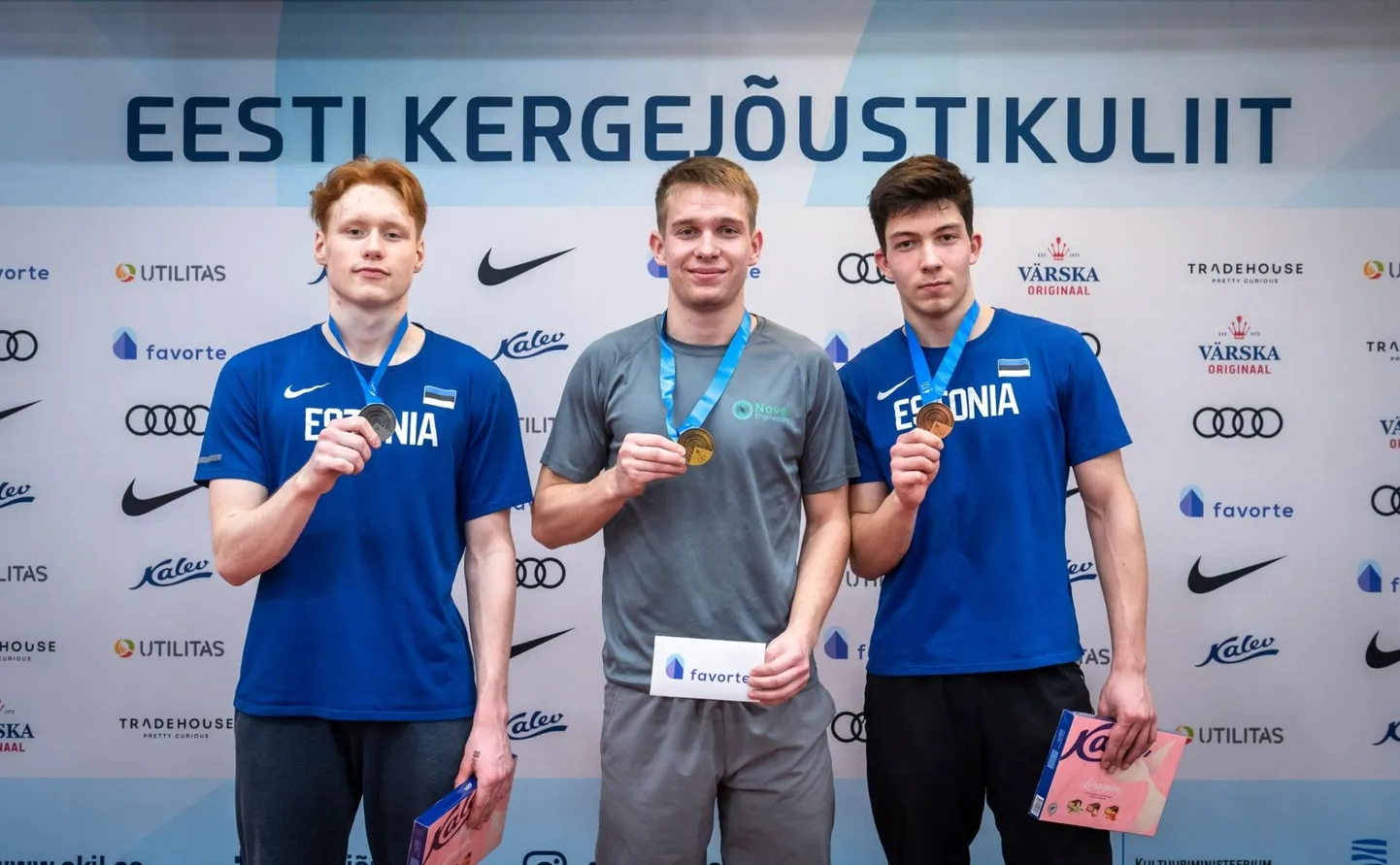 Dan Šemeljov (paremal) tuli pealinnast tagasi medaliga.