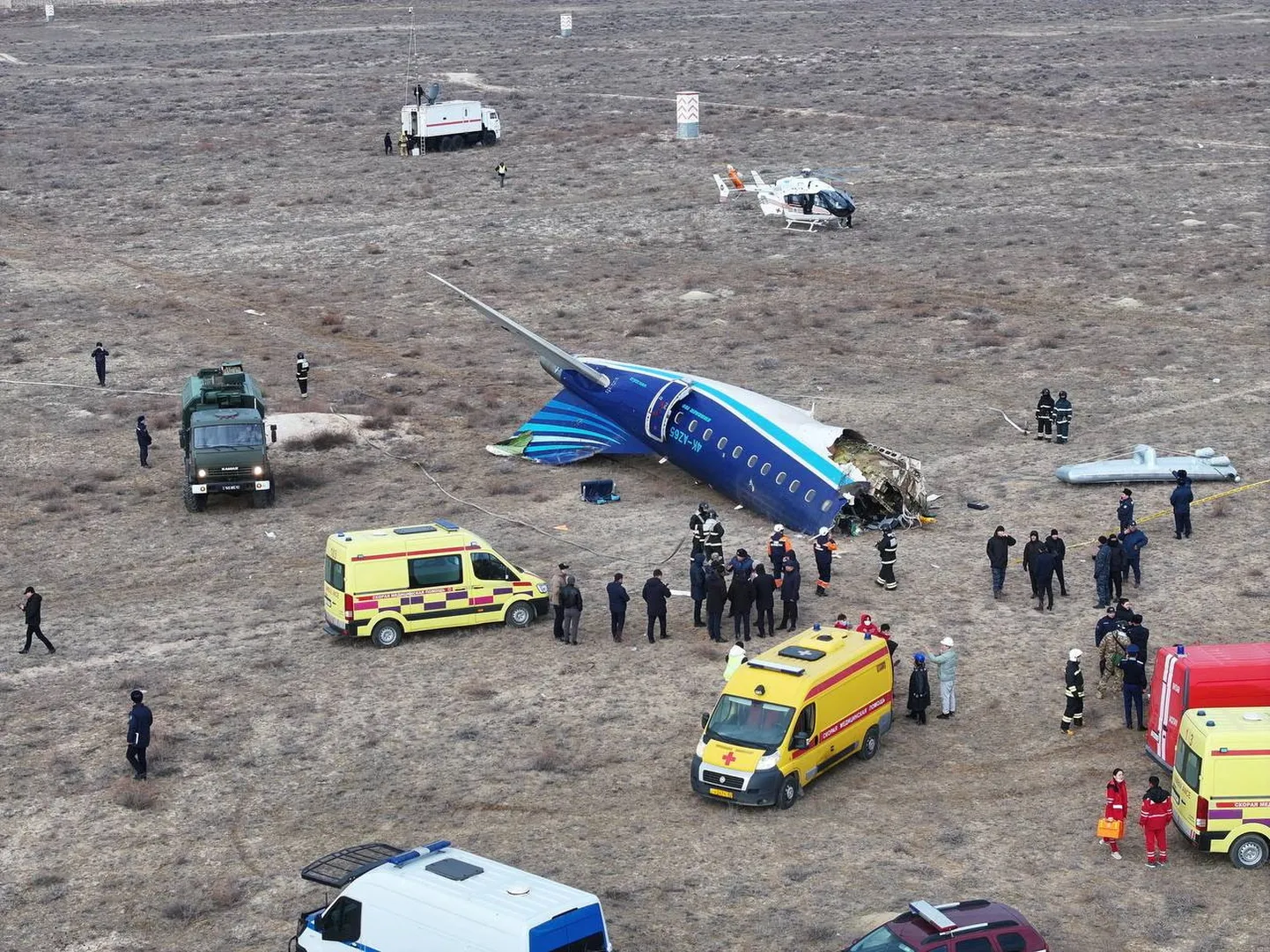 Päästjad Kasahstanis Aktau lähistel alla kukkunud Azerbaijan Airlinesi reisilennuki rusude juures.