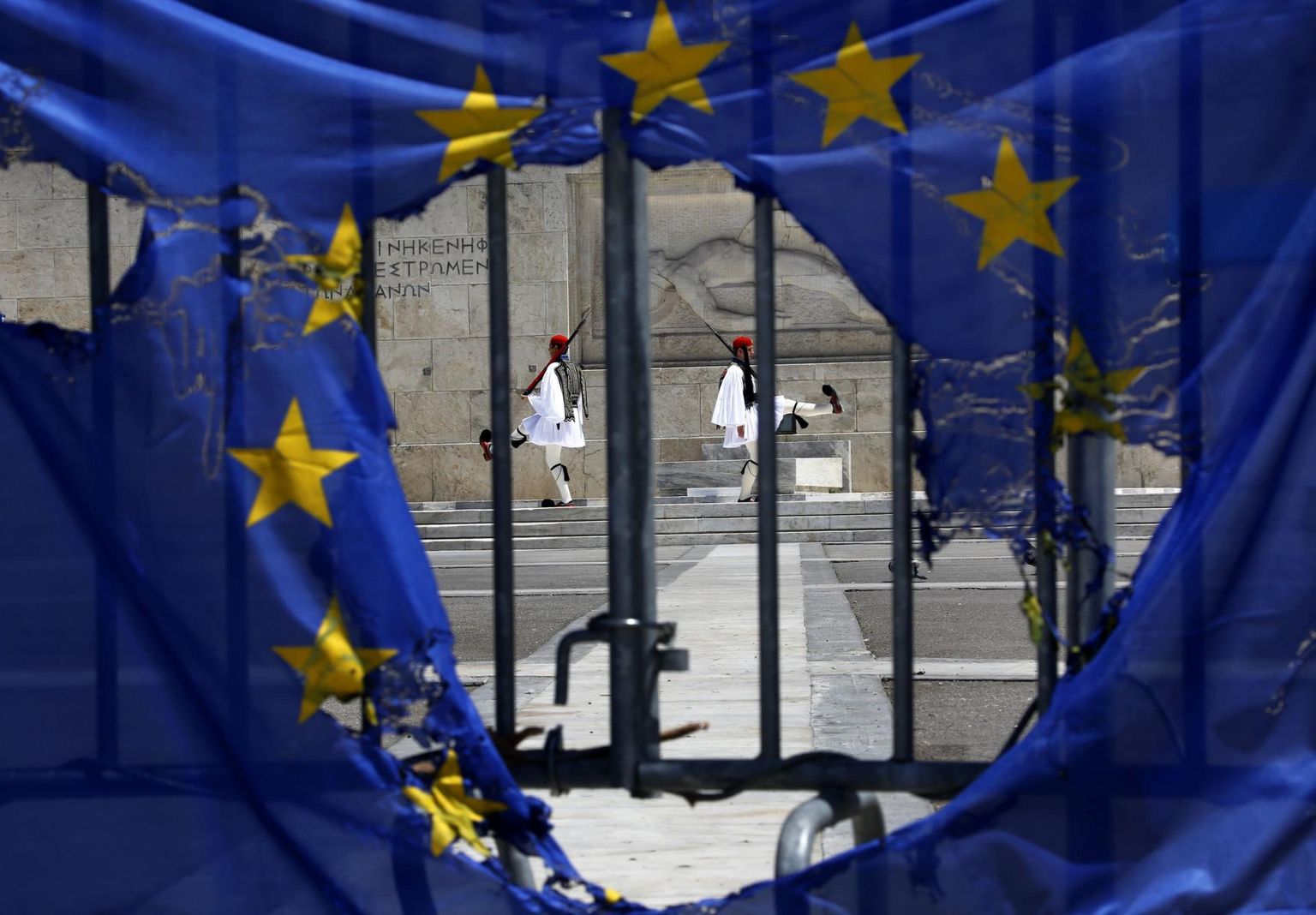 Kreeka kaardiväelased ja katkine Euroopa Liidu lipp Ateenas pärast 2013. aasta 1. mai meeleavaldusi.