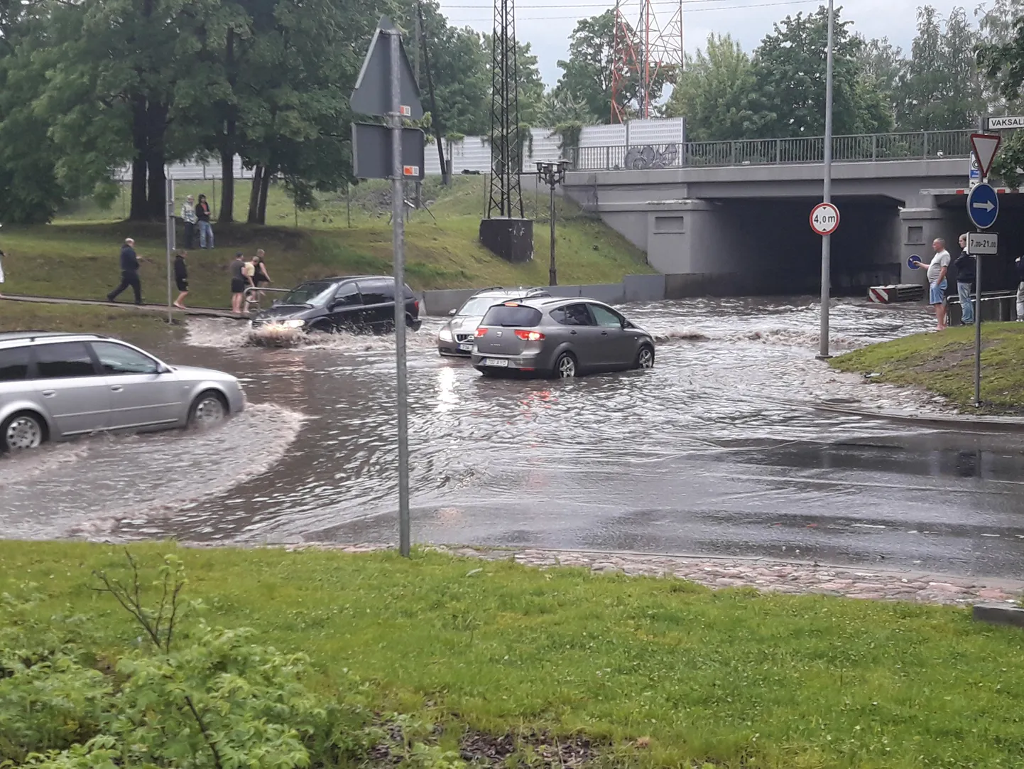 Riia tänava viadukti all ummistas prügi rest­kaevud ning vesi ei pääsenud tänavalt minema.