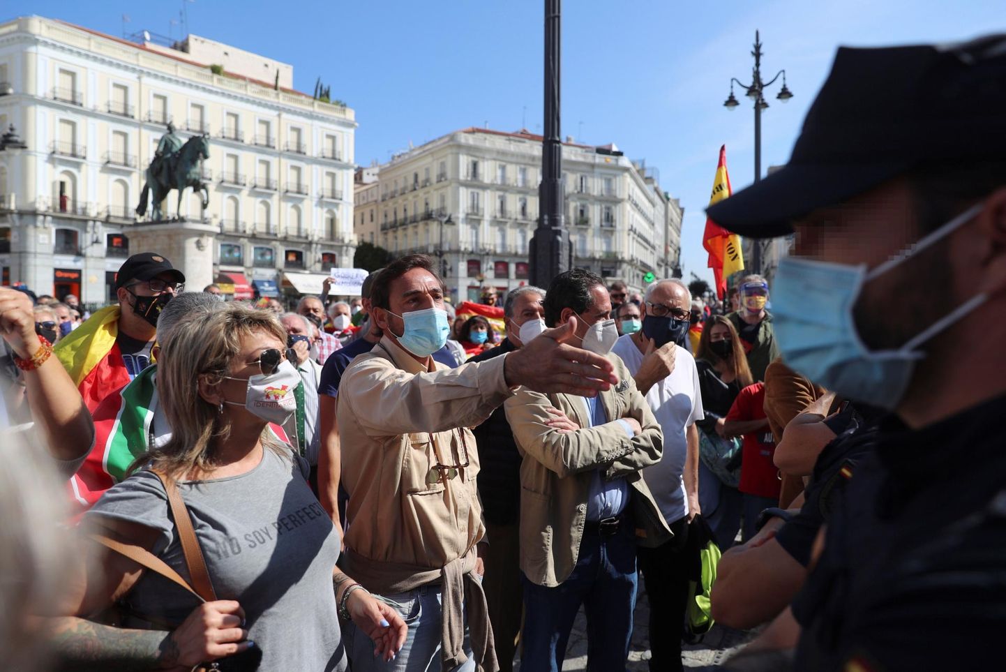 Madridi liikumispiirangute kehtestamine tõi tänavatele meeleavaldajad, kes heidavad valitsusele ette vaeste ebaõiglast kohtlemist. 