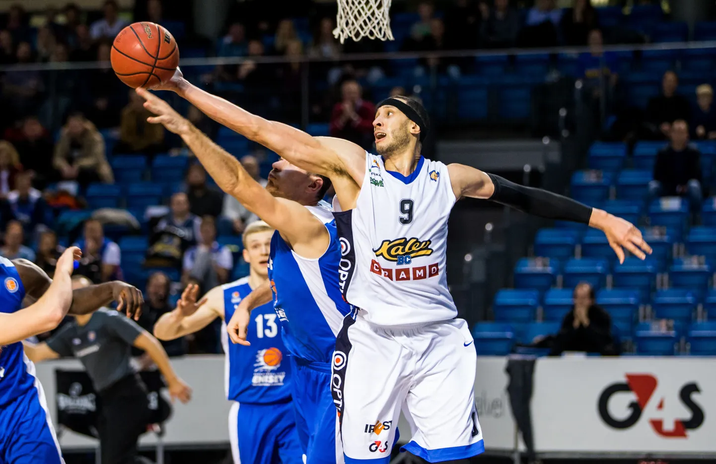 Josh Boone (valges) veel Kalev/Cramo särgis mängides.