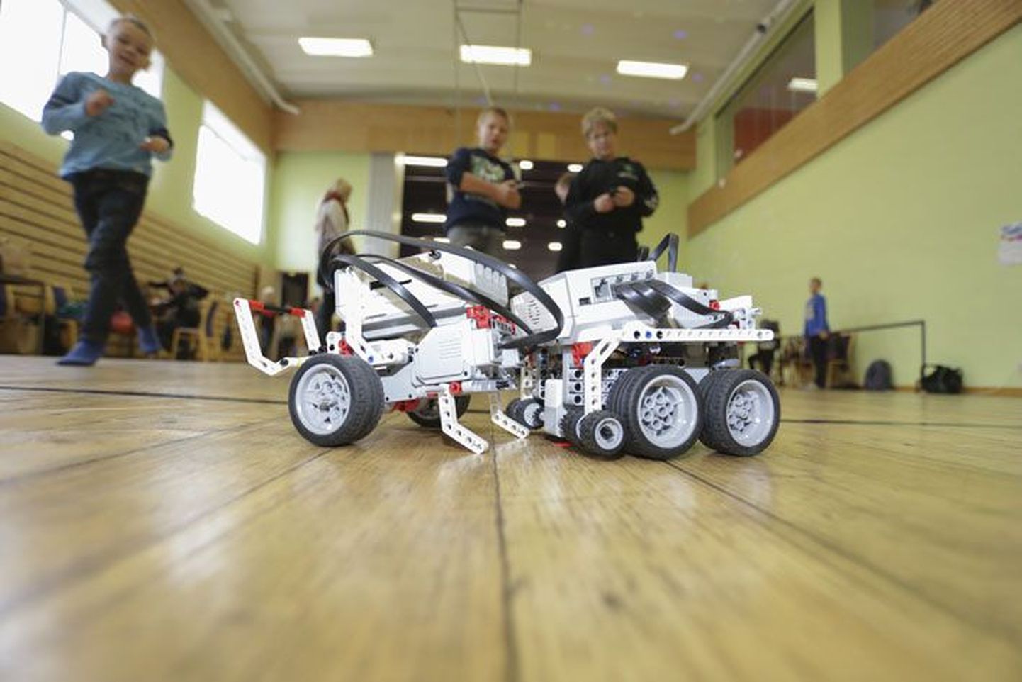 Robotite ehitamine ja nende valdamise oskus kogub järjest rohkem populaarsust ning ühtlasi meelitab kooliõpilasi oma oskusi võistlustules proovile panema.