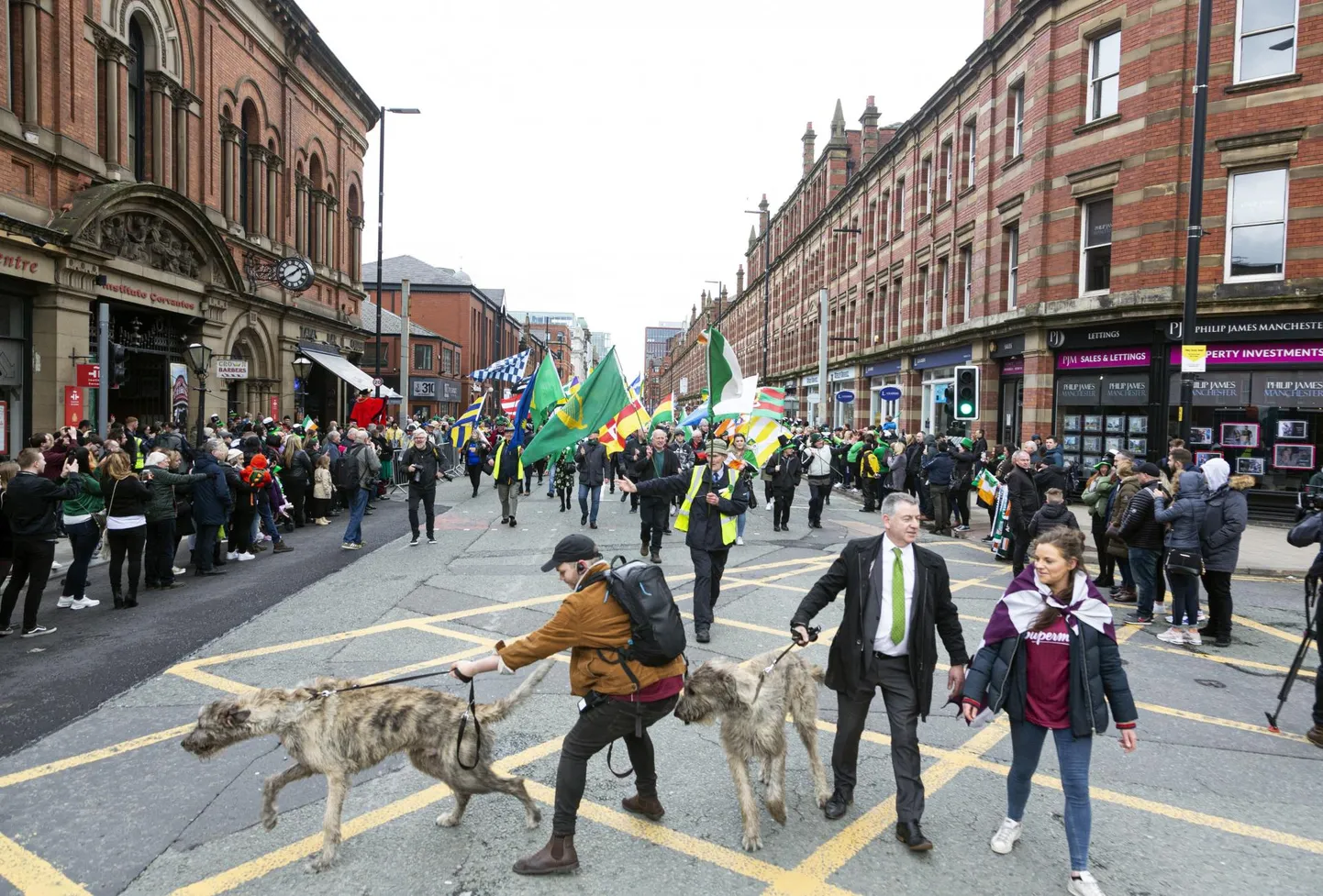 Püha Patricku päevale pühendatud paraad eile Manchesteris. Koroonaviiruse puhangust hoolimata pole Suurbritannia avalikke üritusi keelustanud. FOTO: Lee Mclean/swns/scanpix