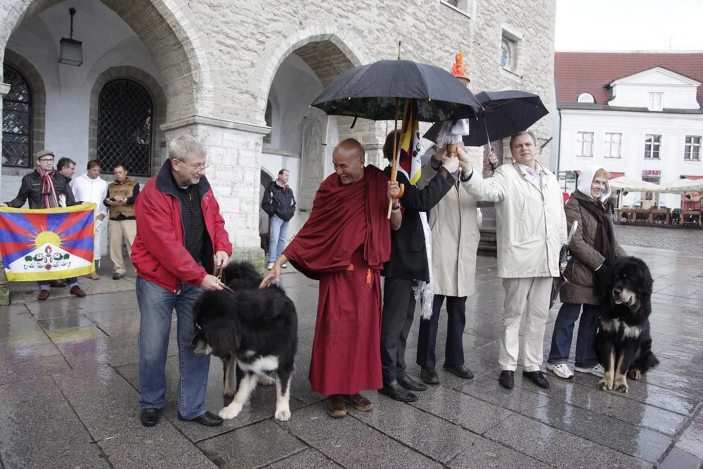 Tallinnas saatsid Thubten Wang­cheni (vasakult, vihmavarjuga) aktivist Roy Strider ja riigikogu Tiibeti toetusrühma juht Andres Herkel.