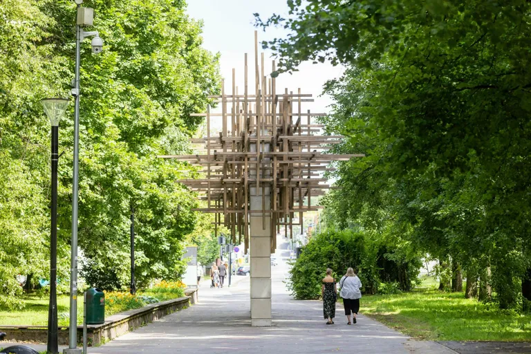 Ülejõe parki ehk Raadi tänava algust ilmestab praegu arhitektuuritudengite loodud taies «Linnutee».