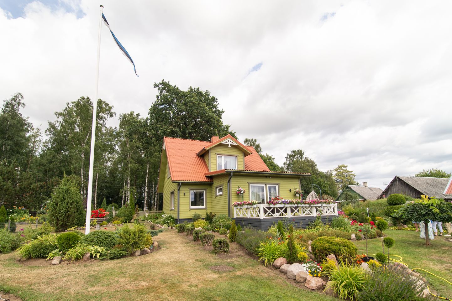 PRESIDENDI AUHINNA VÄÄRILINE: lipumast seisab Thea Liiva ja Sander Kivipalu kodus aukohal.